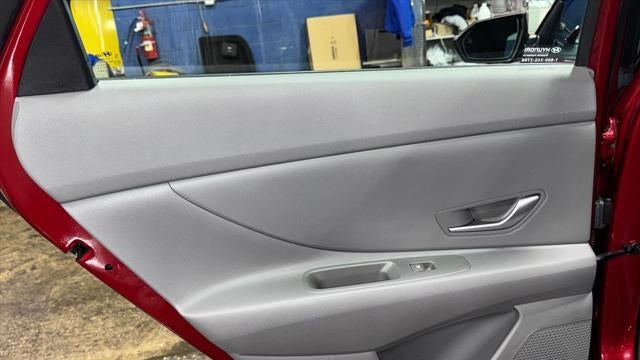 2025 Hyundai ELANTRA SE