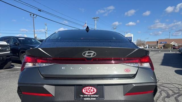 2025 Hyundai ELANTRA SE
