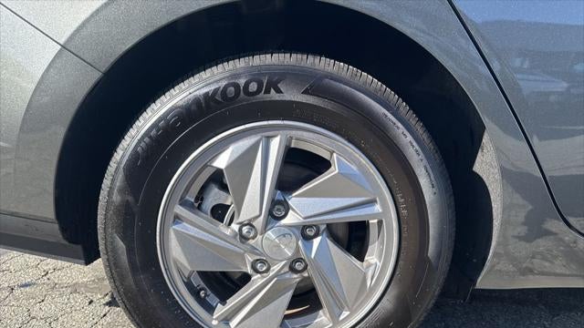 2025 Hyundai ELANTRA SE