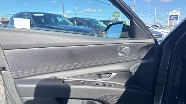 2025 Hyundai ELANTRA SE