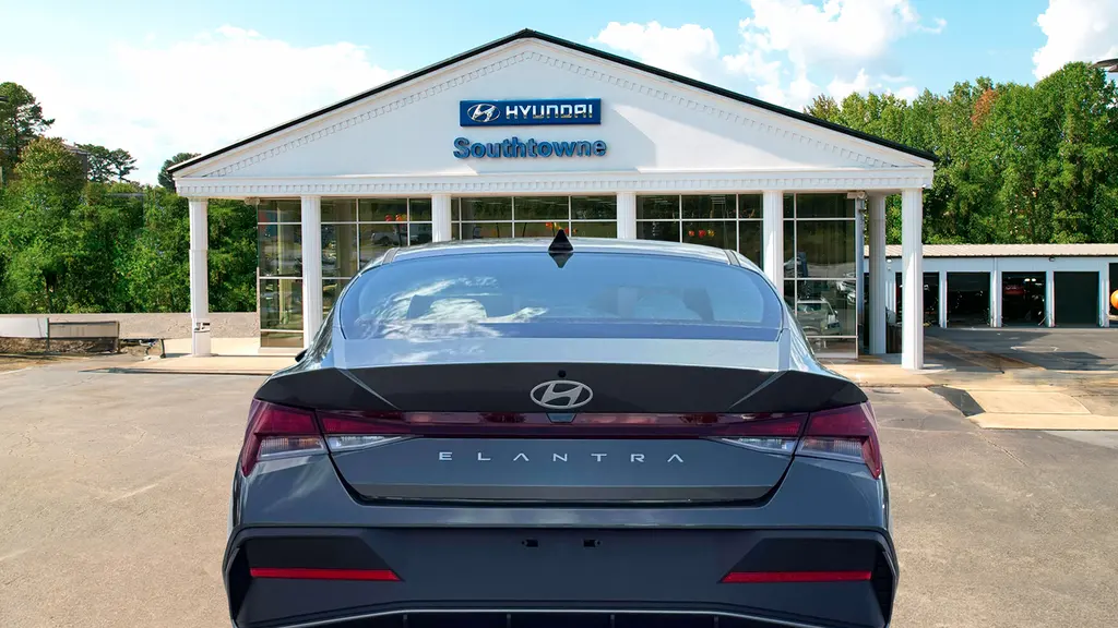 2026 Hyundai ELANTRA SE