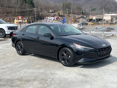 2022 Hyundai Elantra SEL 4DR Sedan