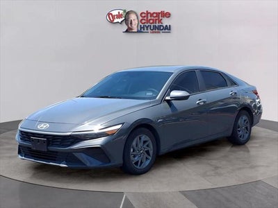 2024 Hyundai Elantra SEL 4DR Sedan