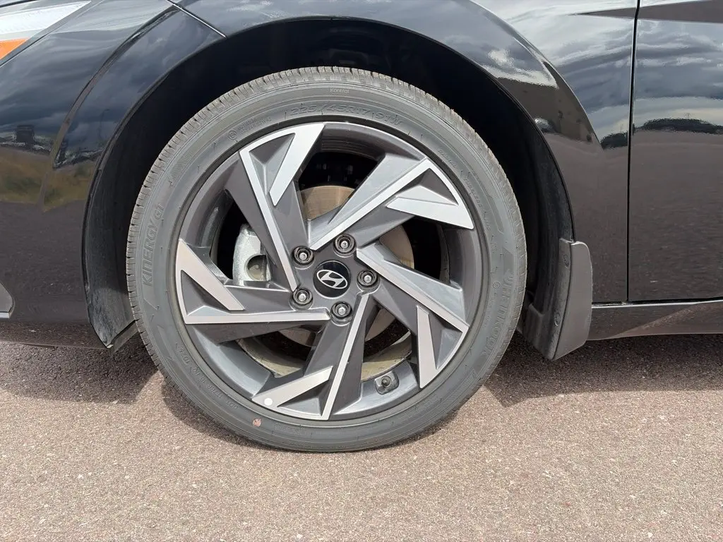 2025 Hyundai Elantra - $24,796