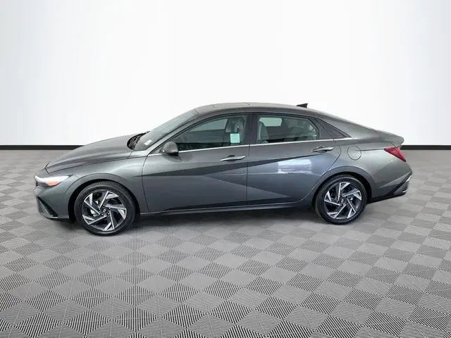 2025 Hyundai Elantra - $25,500