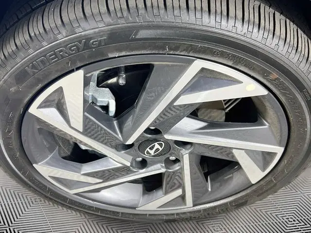 2025 Hyundai Elantra - $25,500