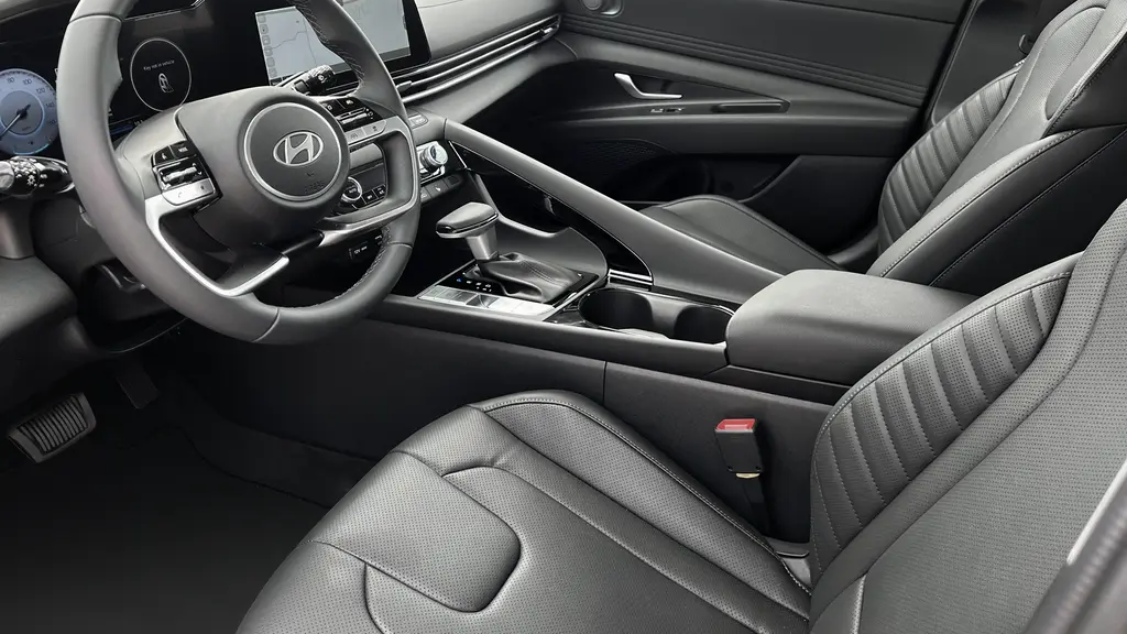 2025 Hyundai ELANTRA Limited
