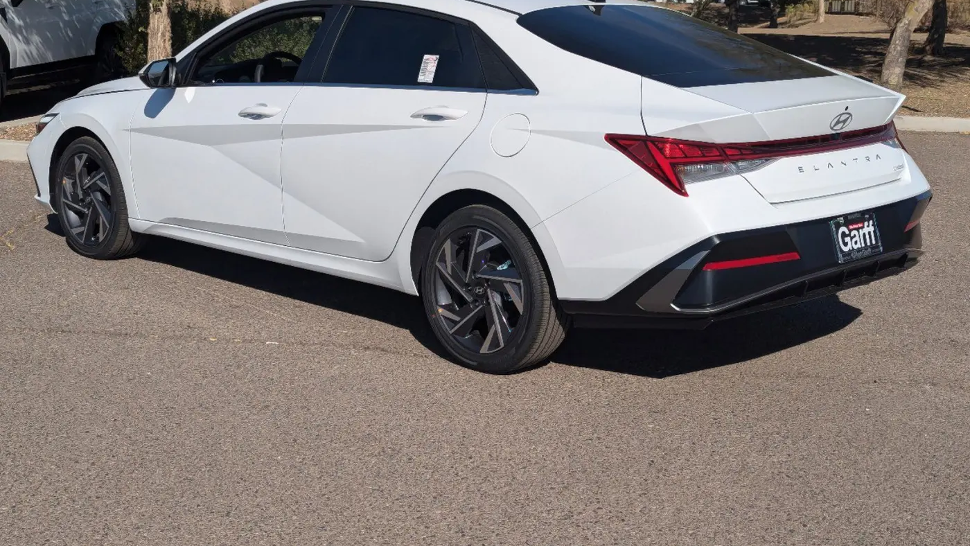2025 Hyundai ELANTRA Limited