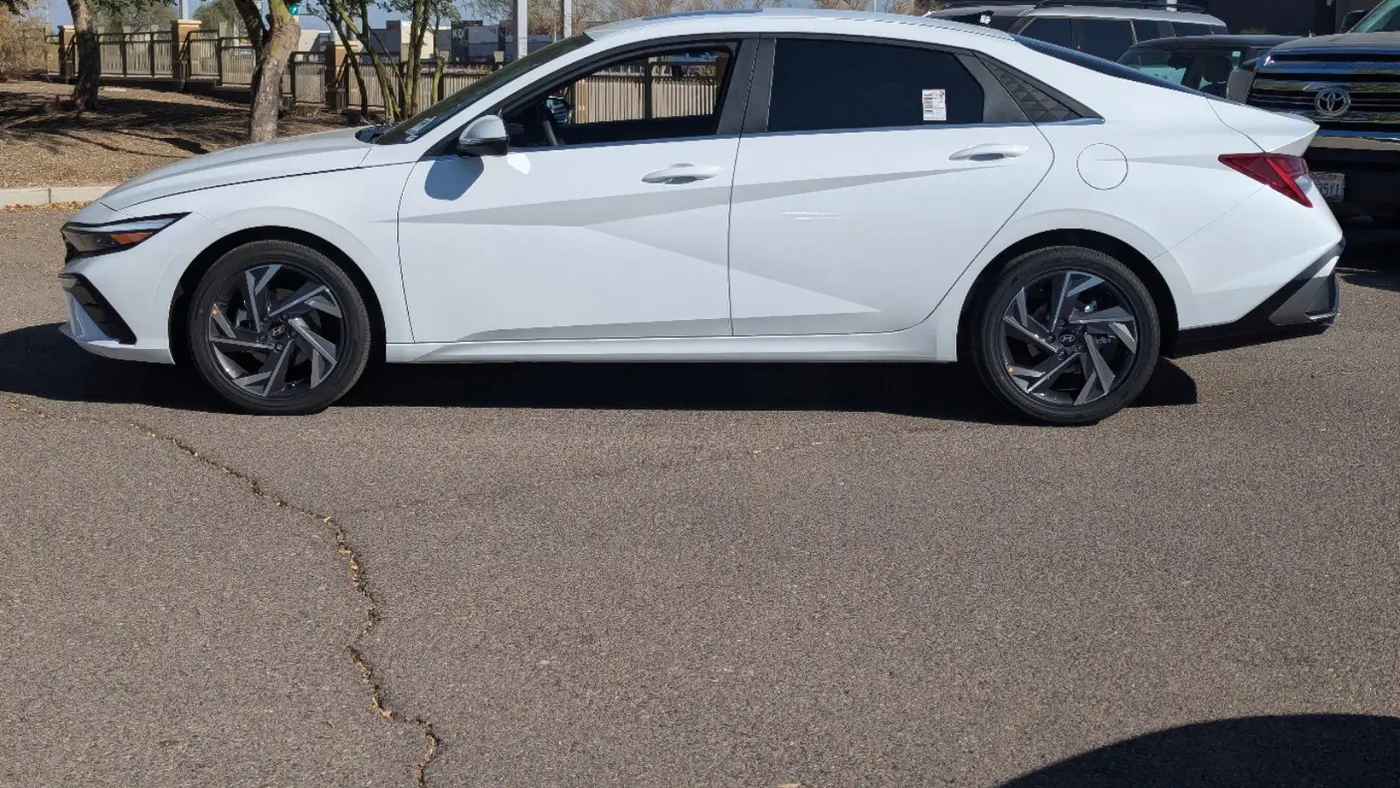 2025 Hyundai ELANTRA Limited