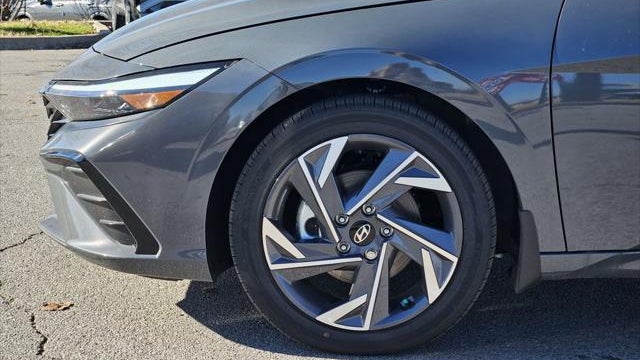 2025 Hyundai ELANTRA Limited