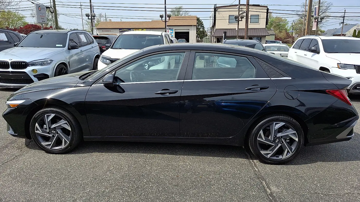 2025 Hyundai ELANTRA Limited