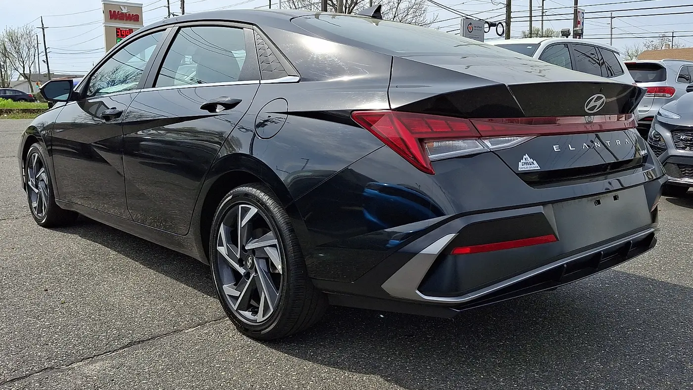 2025 Hyundai ELANTRA Limited