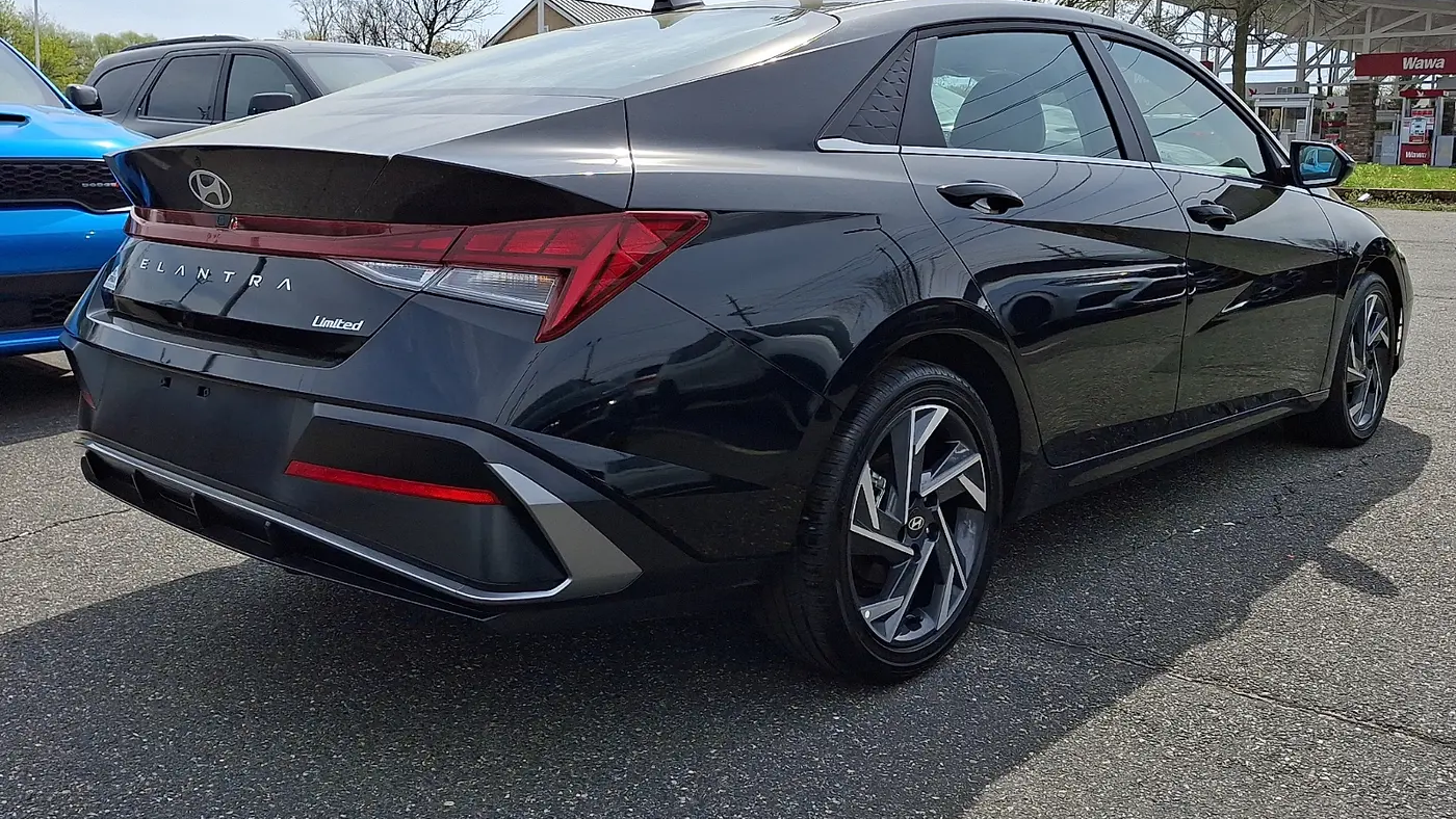 2025 Hyundai ELANTRA Limited
