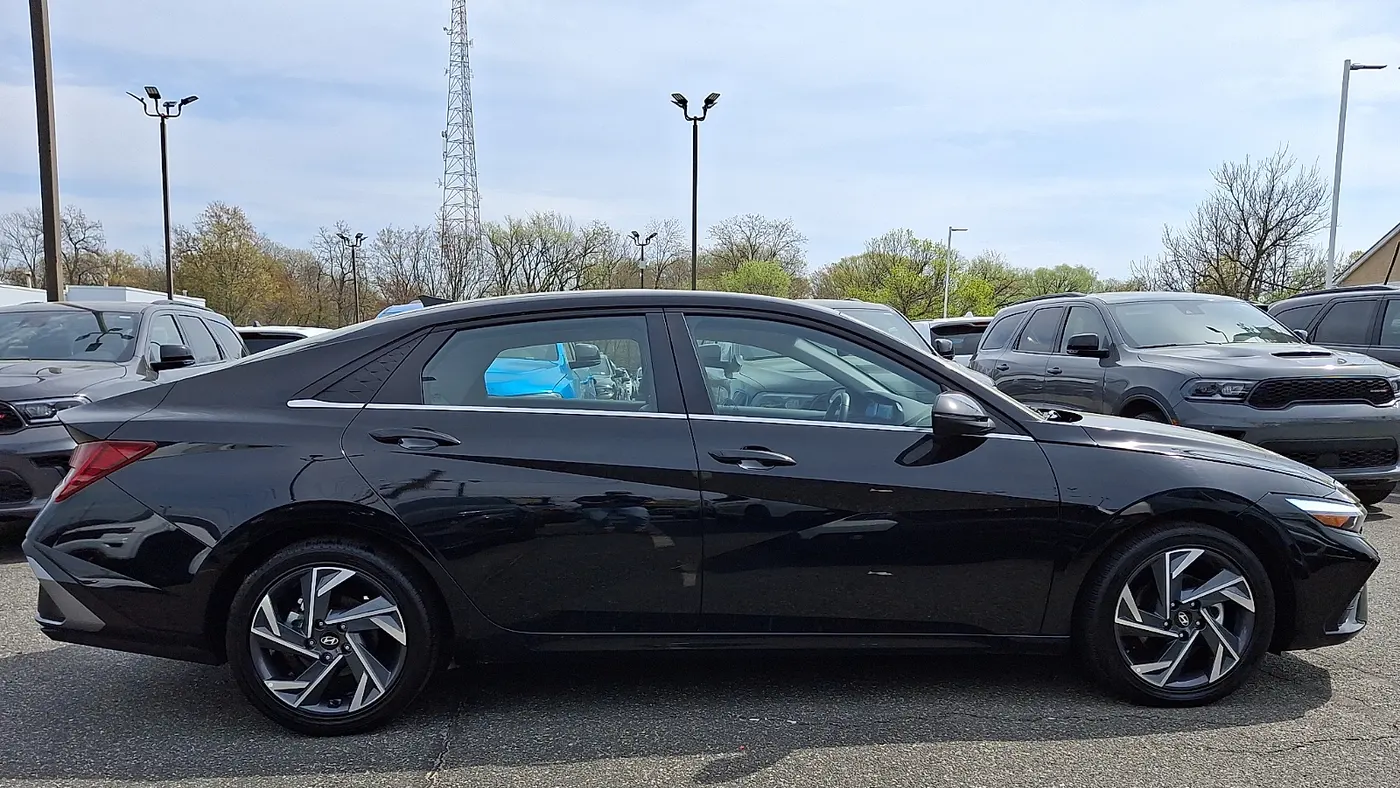 2025 Hyundai ELANTRA Limited