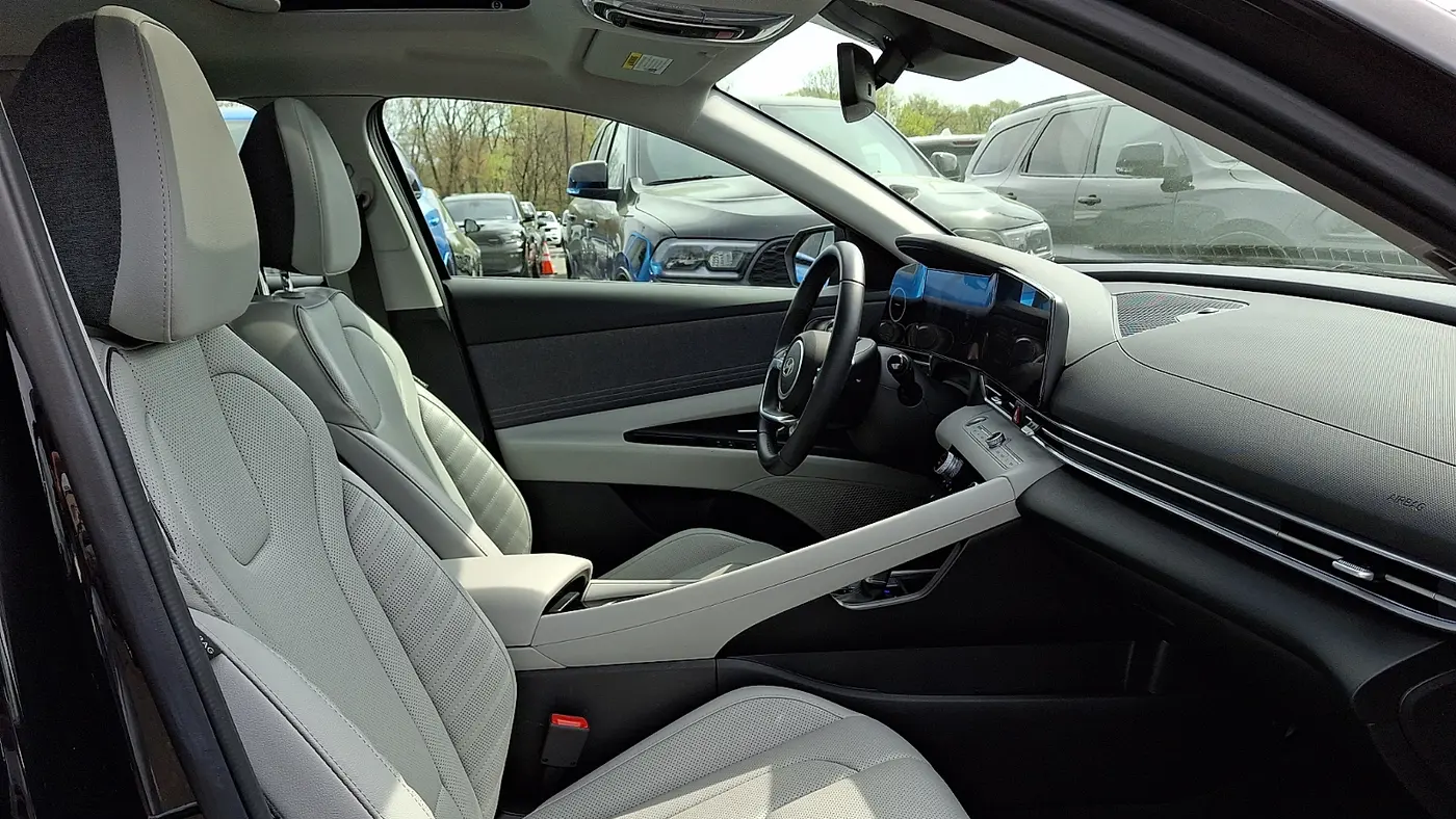 2025 Hyundai ELANTRA Limited