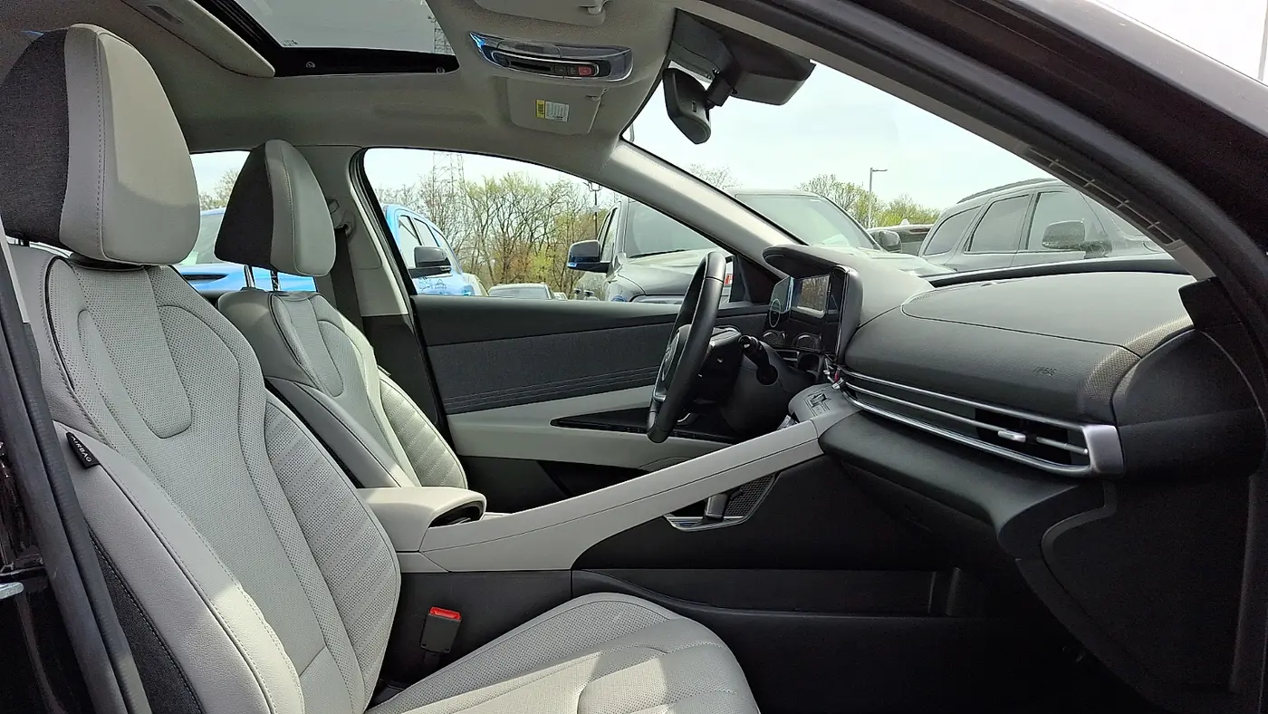 2025 Hyundai ELANTRA Limited