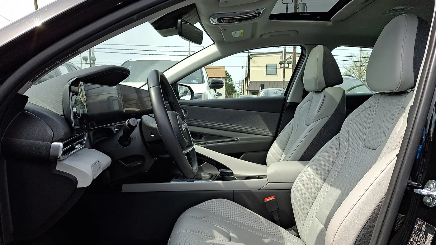 2025 Hyundai ELANTRA Limited