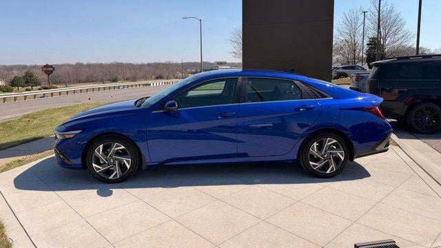 2025 Hyundai ELANTRA Limited