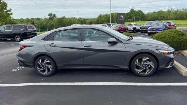2025 Hyundai ELANTRA Limited