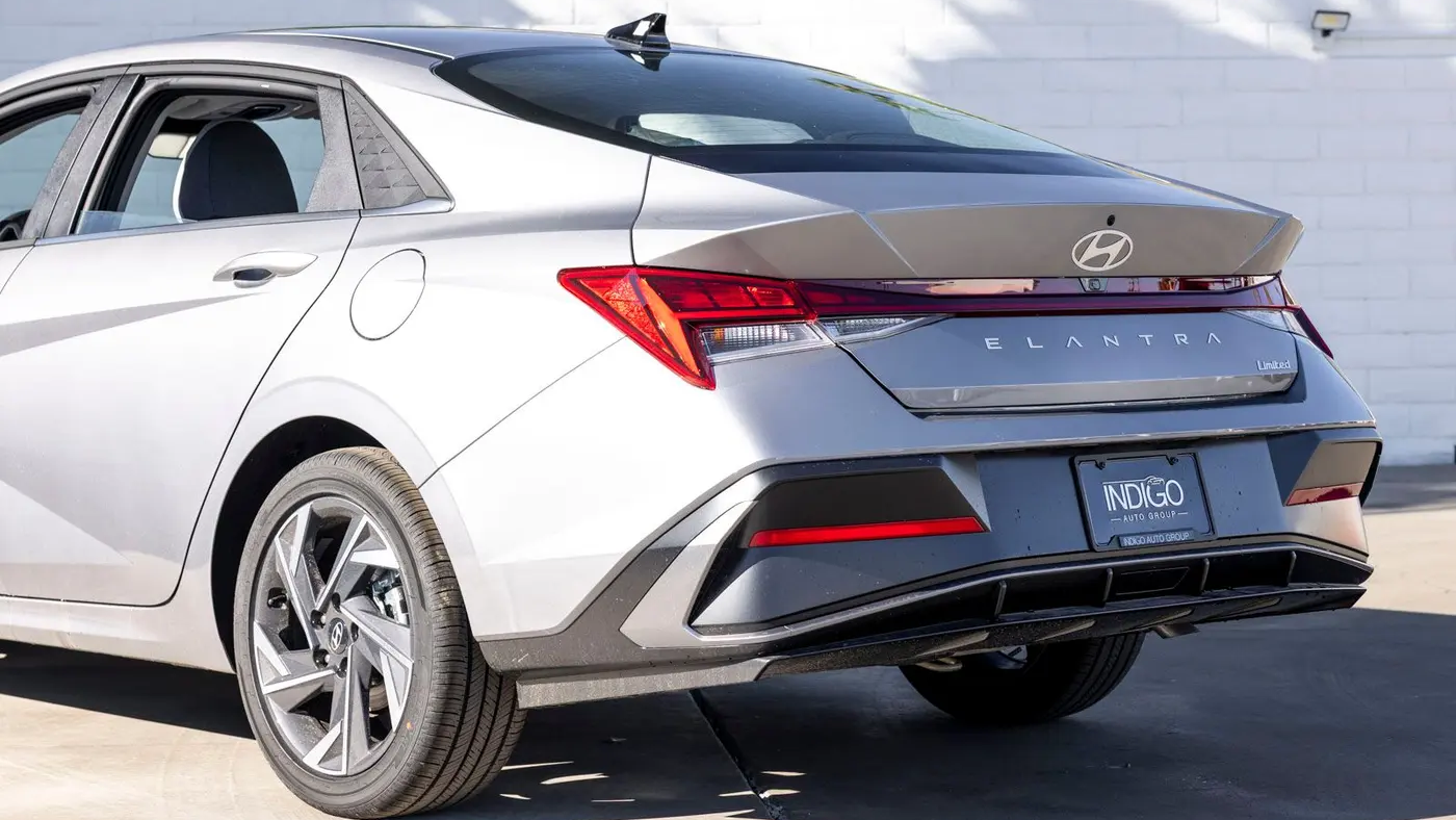 2025 Hyundai ELANTRA Limited
