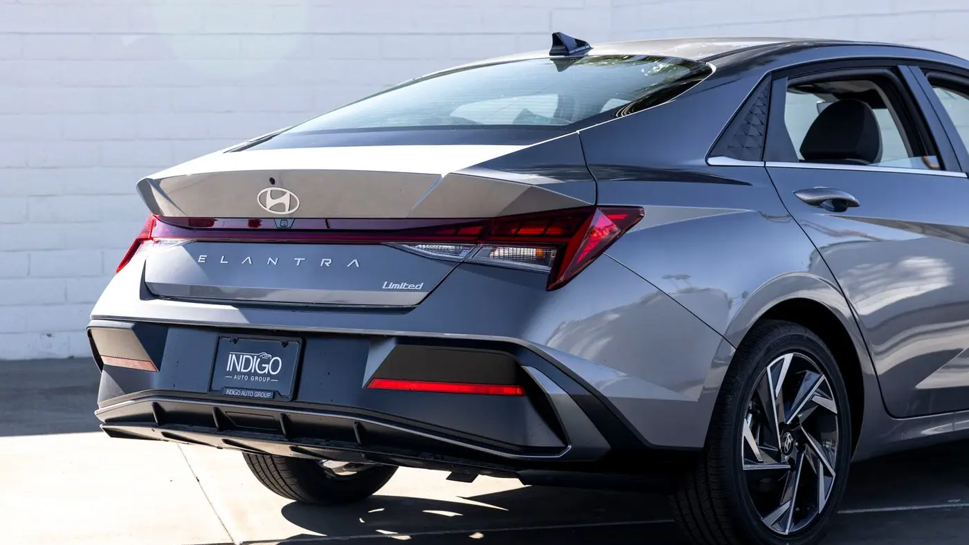 2025 Hyundai ELANTRA Limited