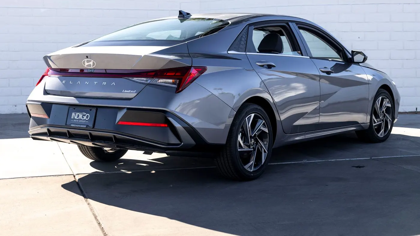 2025 Hyundai ELANTRA Limited