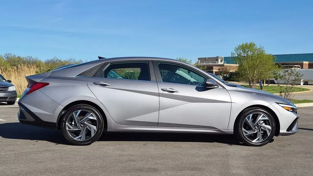 2025 Hyundai ELANTRA SEL Convenience
