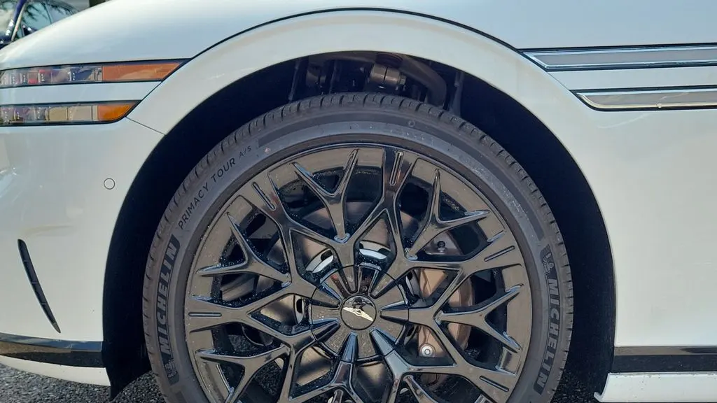 2025 Genesis G90 3.5T e-Supercharger
