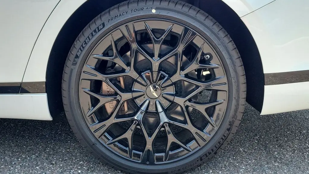 2025 Genesis G90 3.5T e-Supercharger