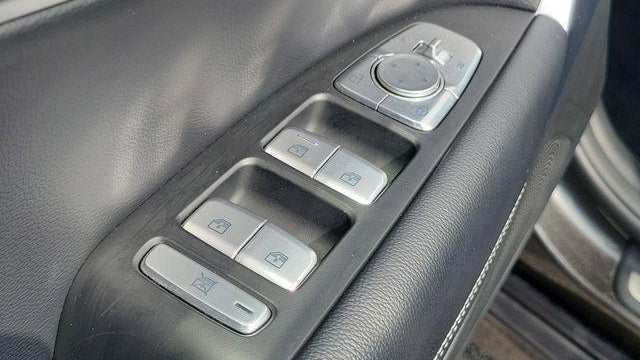 2025 Genesis G70 2.5T Standard