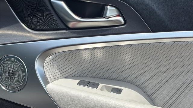 2025 Genesis G70 2.5T Standard