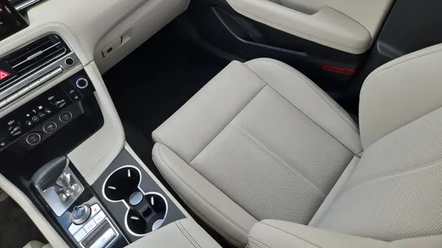 2025 Genesis G70 2.5T Standard