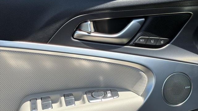 2025 Genesis G70 2.5T Standard