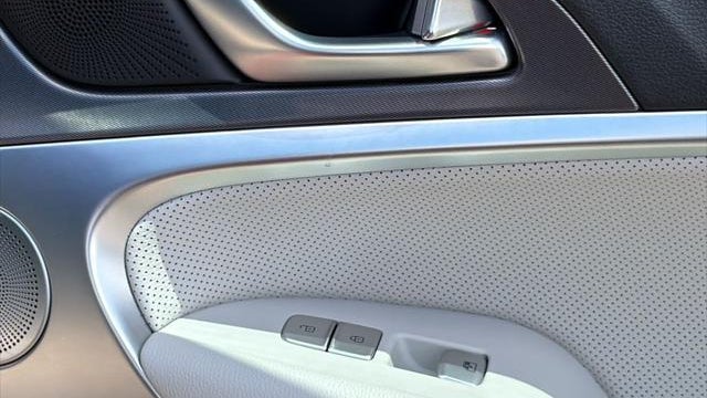 2025 Genesis G70 2.5T Standard