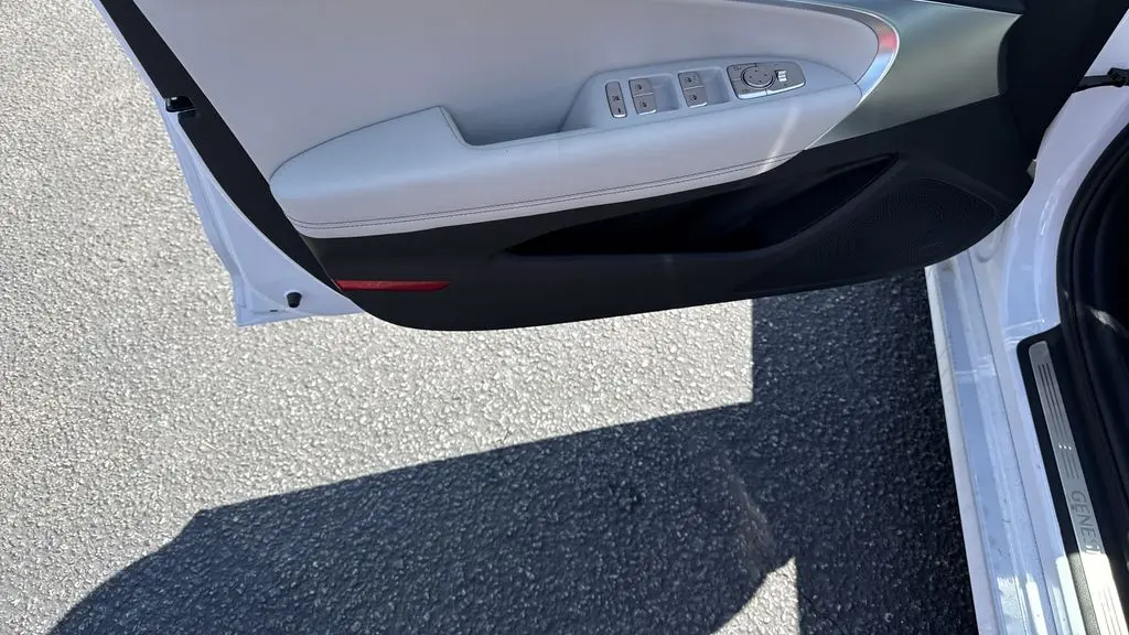 2025 Genesis G70 2.5T Standard