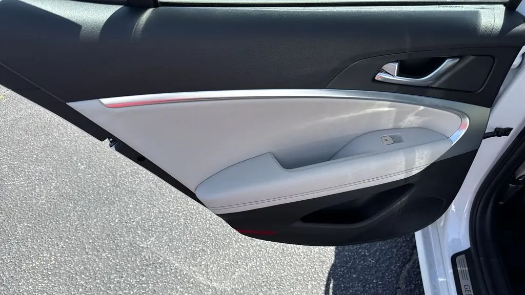 2025 Genesis G70 2.5T Standard