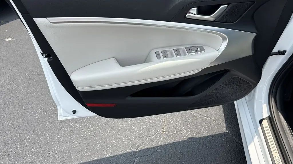 2025 Genesis G70 2.5T Standard