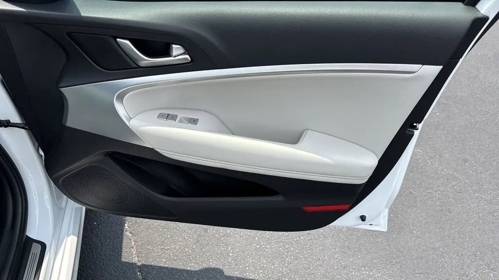 2025 Genesis G70 2.5T Standard