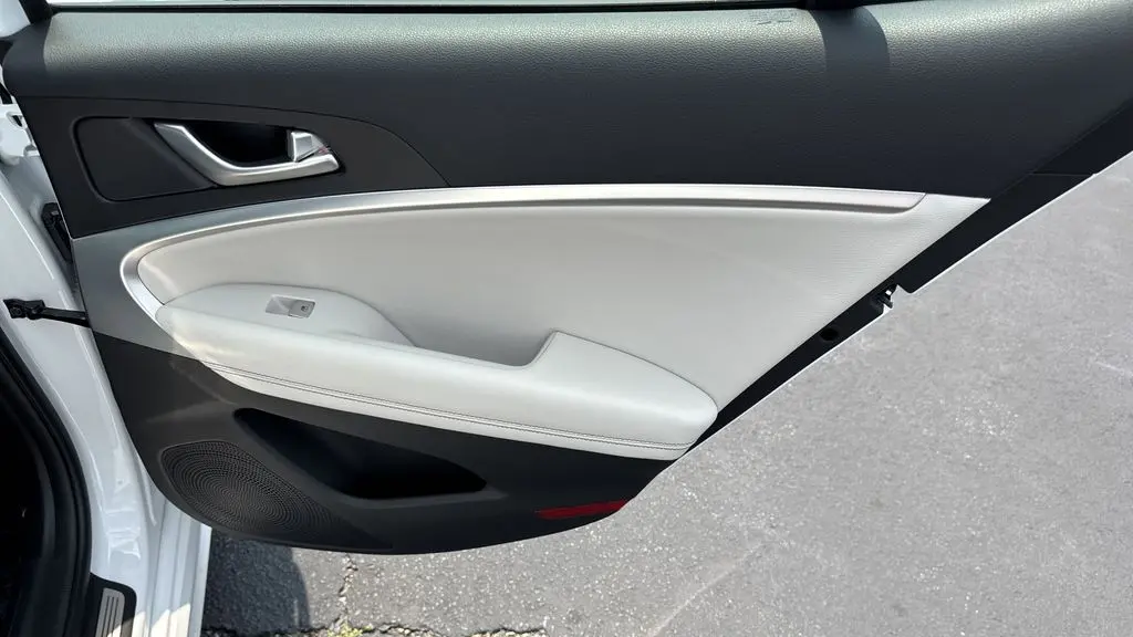 2025 Genesis G70 2.5T Standard