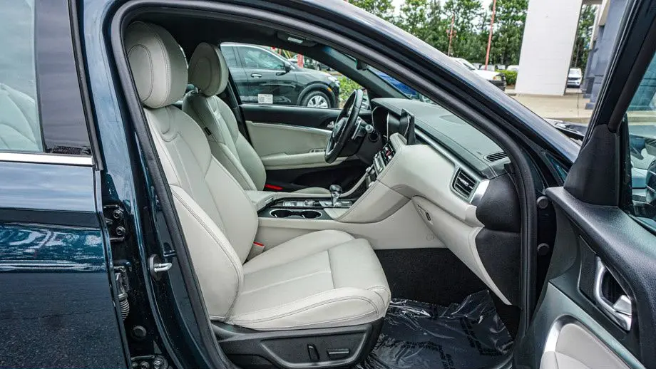 2025 Genesis G70 2.5T Standard