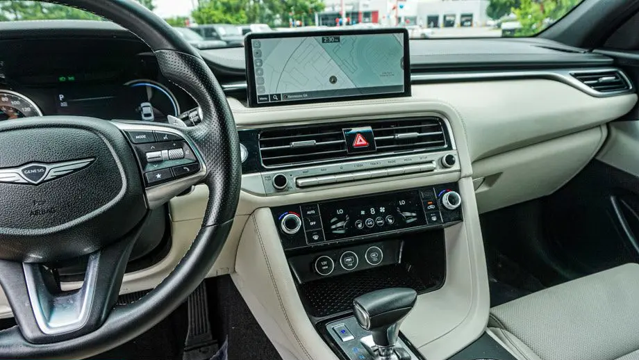 2025 Genesis G70 2.5T Standard