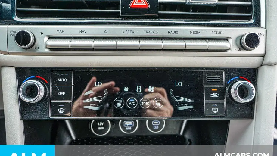 2025 Genesis G70 2.5T Standard