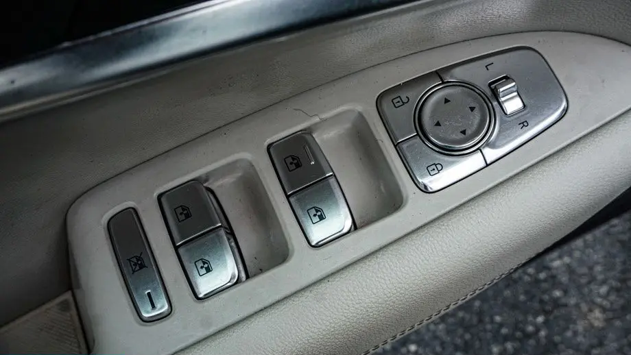 2025 Genesis G70 2.5T Standard