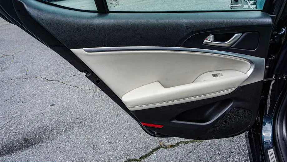 2025 Genesis G70 2.5T Standard