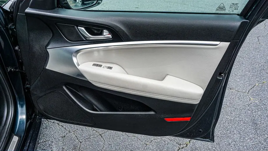 2025 Genesis G70 2.5T Standard