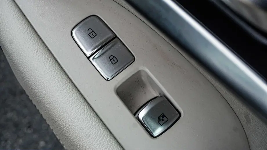 2025 Genesis G70 2.5T Standard