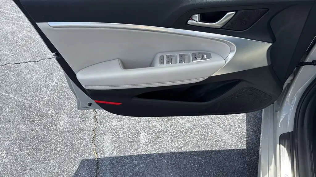 2025 Genesis G70 2.5T Standard