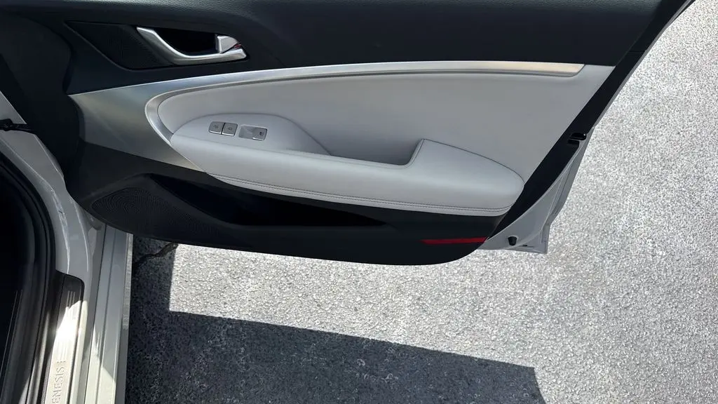 2025 Genesis G70 2.5T Standard