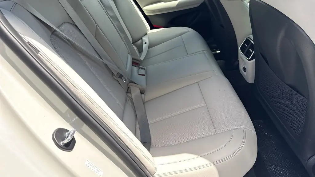 2025 Genesis G70 2.5T Standard