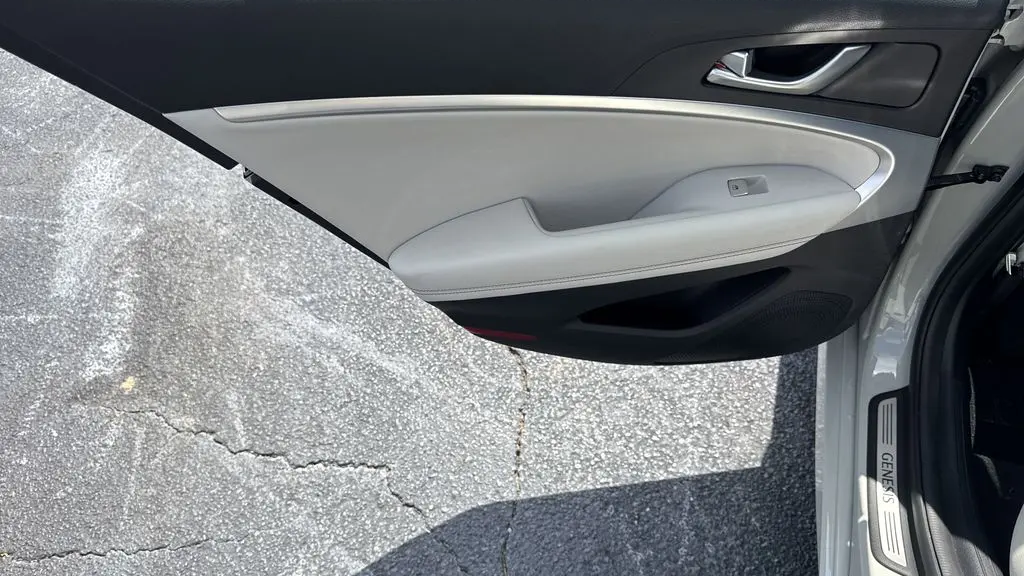 2025 Genesis G70 2.5T Standard